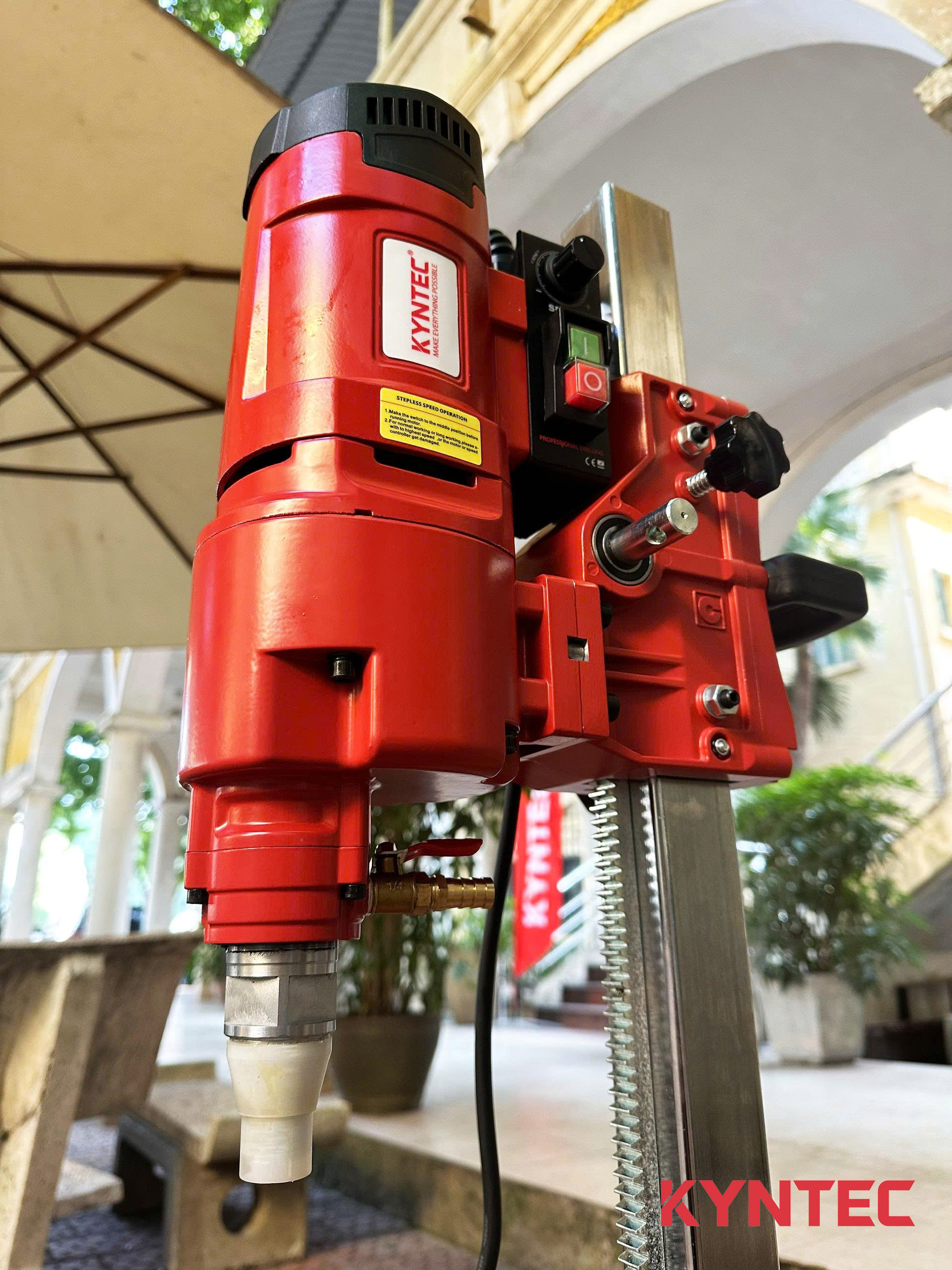 Máy Khoan Rút Lõi Có Điều Tốc 205mm Kyntec KT40 chụp góc nghiêng