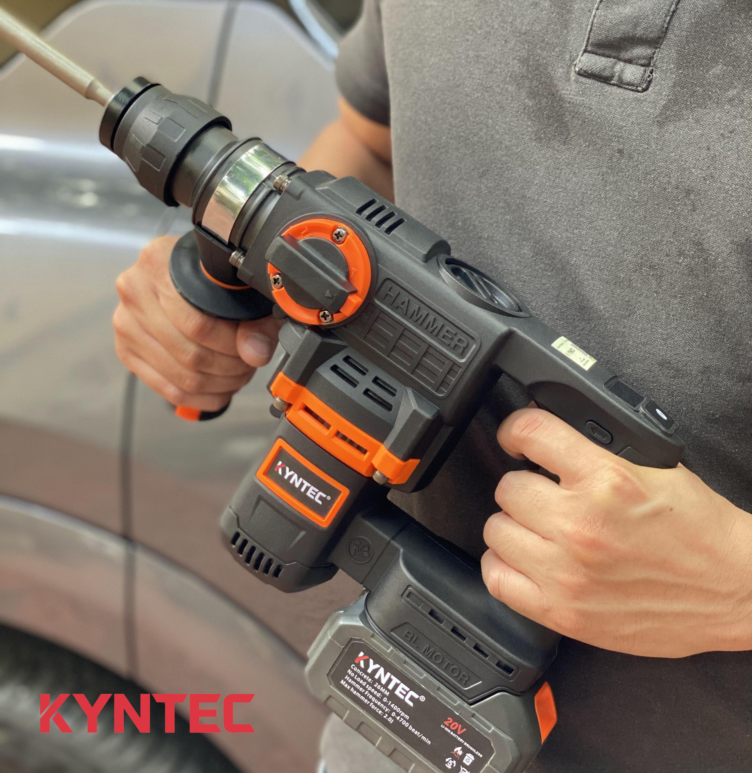 Máy Khoan Búa Pin 2 Chức Năng Khoan Đục Kyntec KT50-3S trên tay