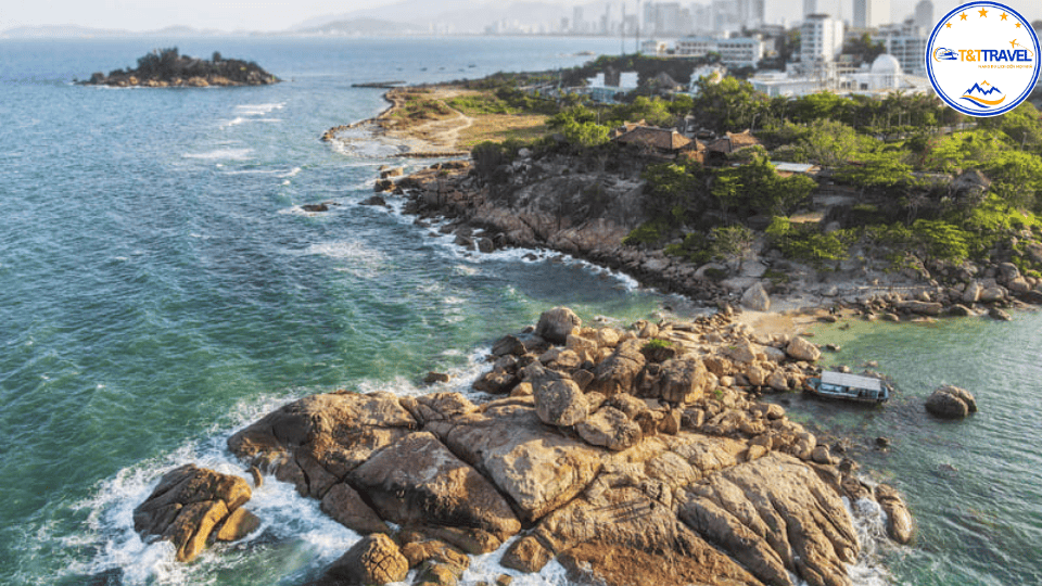 Hòn Chồng như được biển ôm trọn - T&T Travel