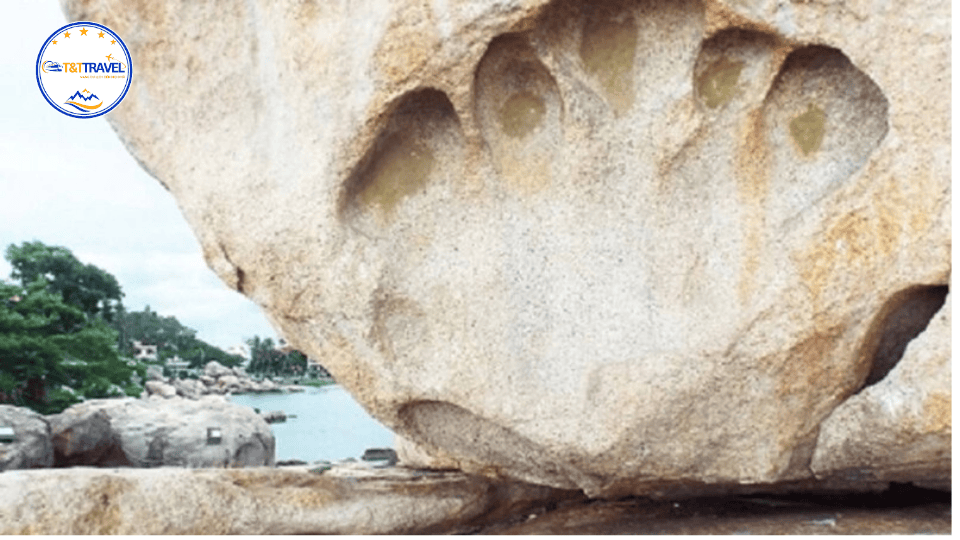 Tảng đá có in dấu như 5 ngón tay khổng lồ - T&T Travel