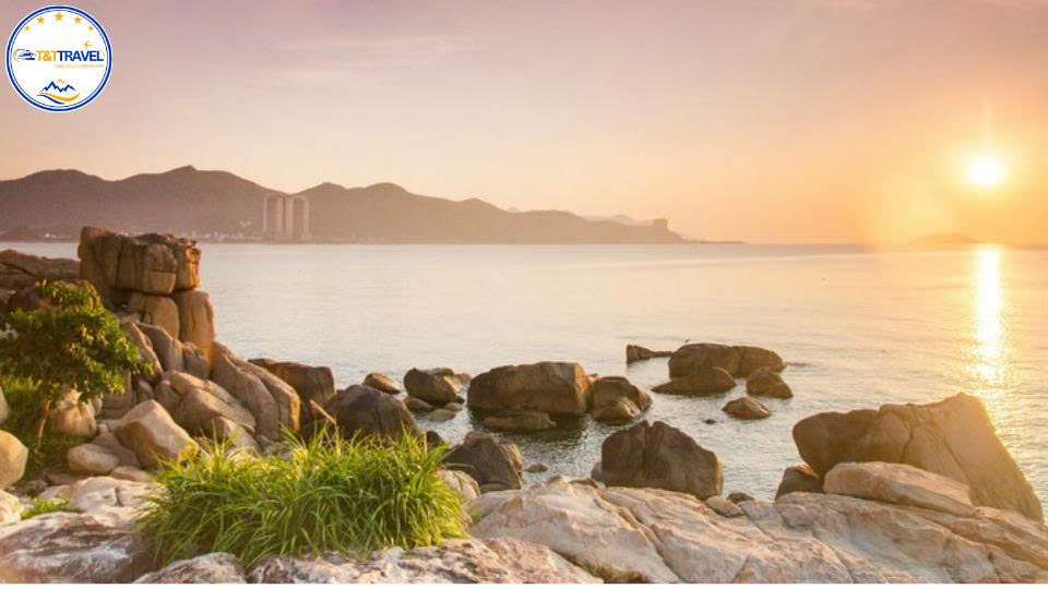 Hòn Vợ nép mình vào các ghềnh đá - T&T Travel