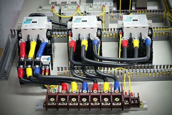 Vai trò của thiết bị điện chất lượng trong sản xuất công nghiệp