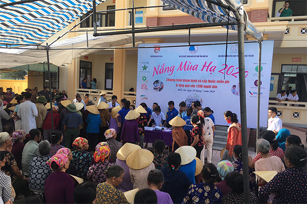 Chương trình khám,cấp thuốc và tặng quà cho nhân dân xã Diễn An - Diễn Châu - Nghệ An