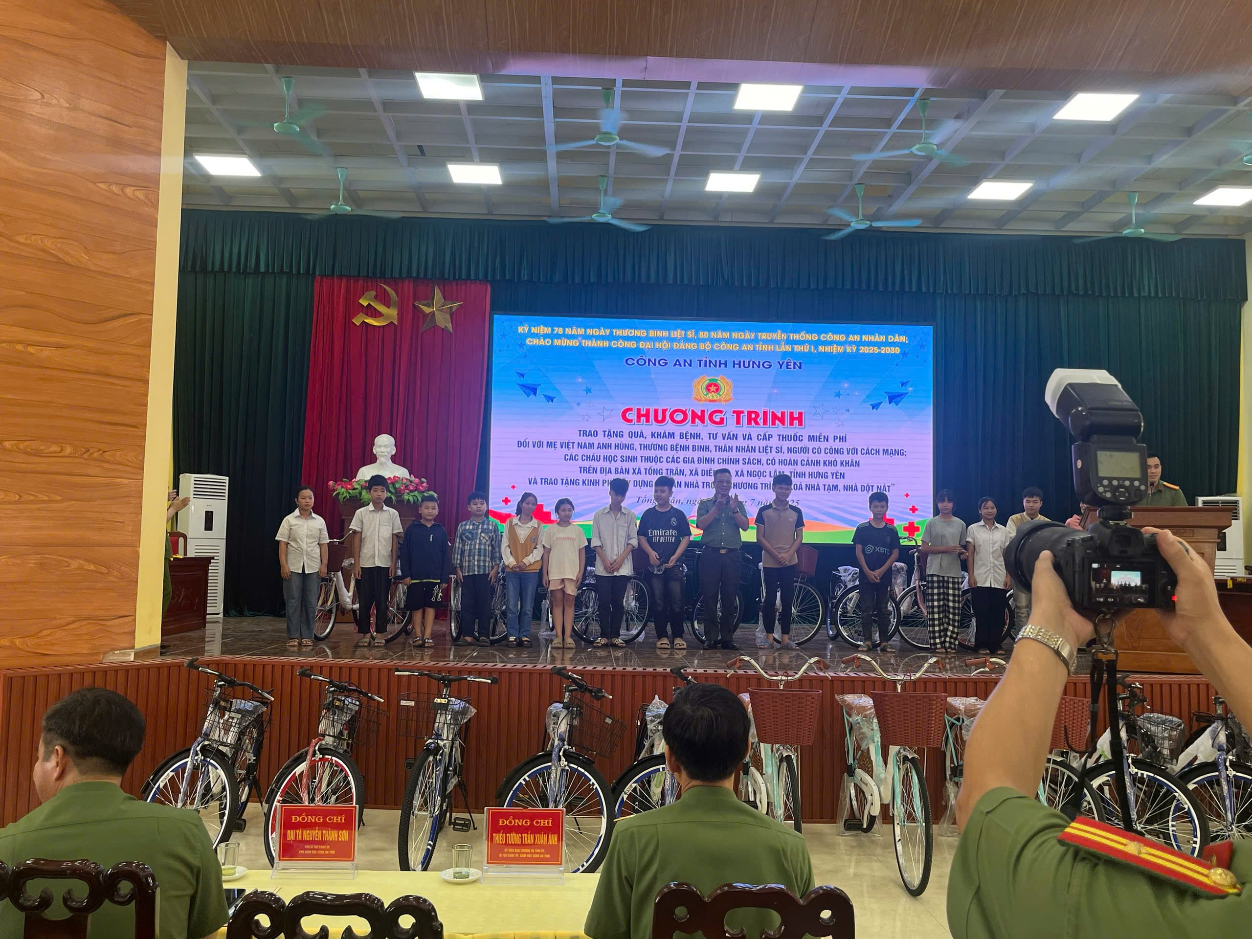 Chương trình trao tặng quà, khám bệnh, tư bấn và cấp thuốc miễn phí Công an tỉnh Hưng Yên