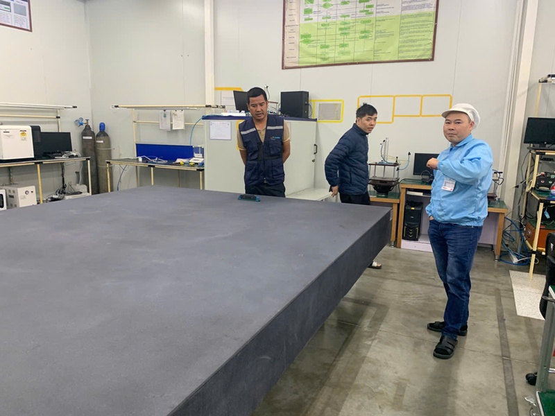 Có nên đặt máy đo CMM trên bàn máp granite không?