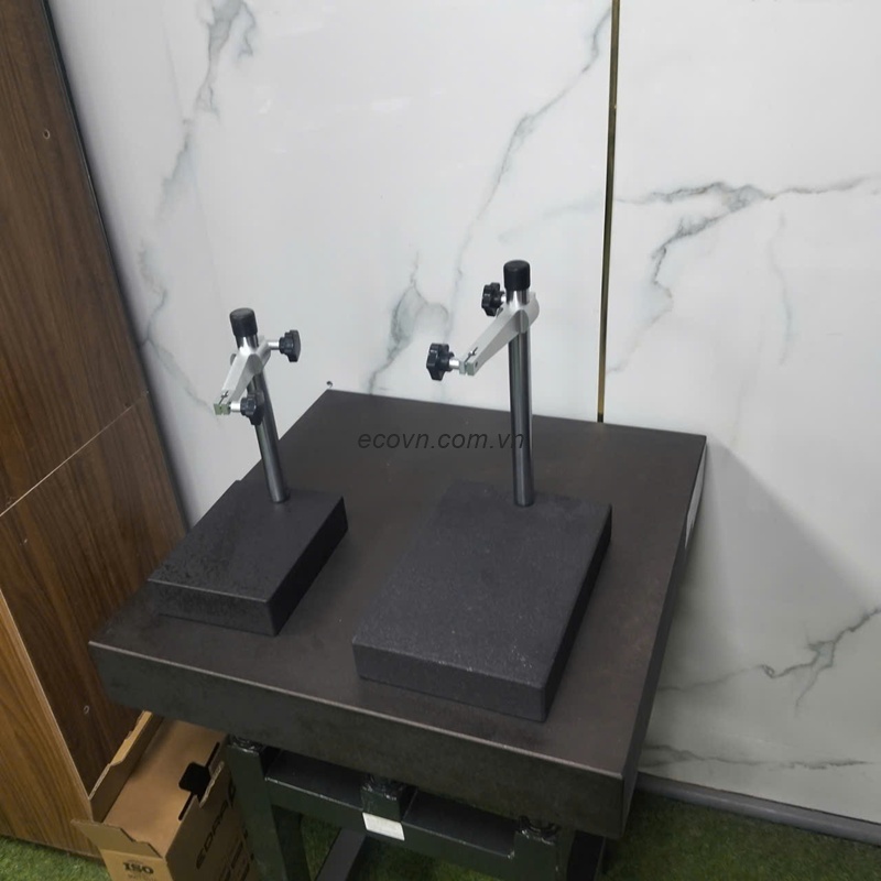 Đế granite gá đồng hồ so gồm những bộ phận nào?