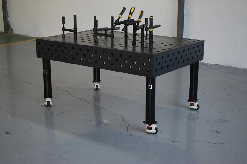 Bàn hàn 1000x1000mm đặt cố định tại xưởng hàn