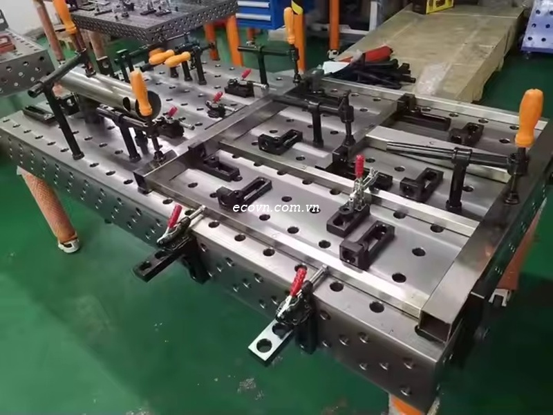 Bàn hàn kích thước 2000x1500mm dùng trong cơ khí chính xác.