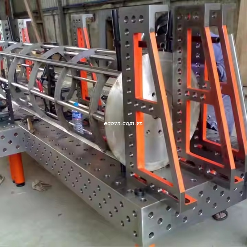 Bàn hàn kích thước 1200x1200mm dùng trong cơ khí chính xác.