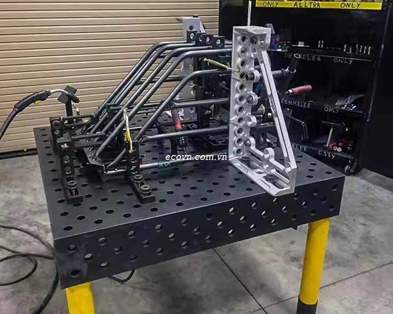 Bàn hàn kích thước 1000x1000mm dùng trong cơ khí chính xác.