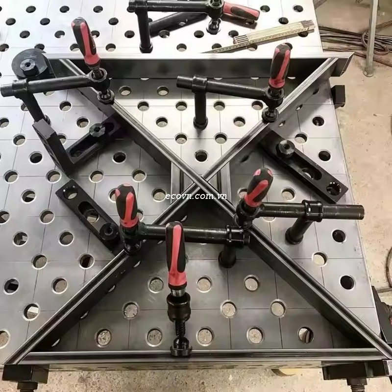 Bàn hàn kích thước 3000x1500mm dùng trong cơ khí chính xác.