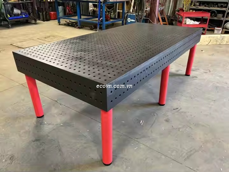 Bàn hàn kích thước 1500x1500mm dùng trong cơ khí chính xác.