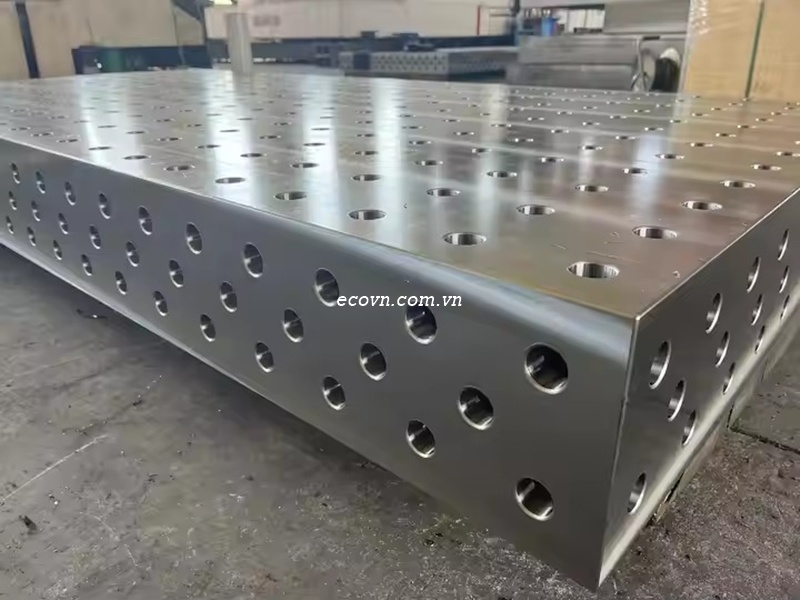 Bàn hàn kích thước 1500x1000mm dùng trong cơ khí chính xác.