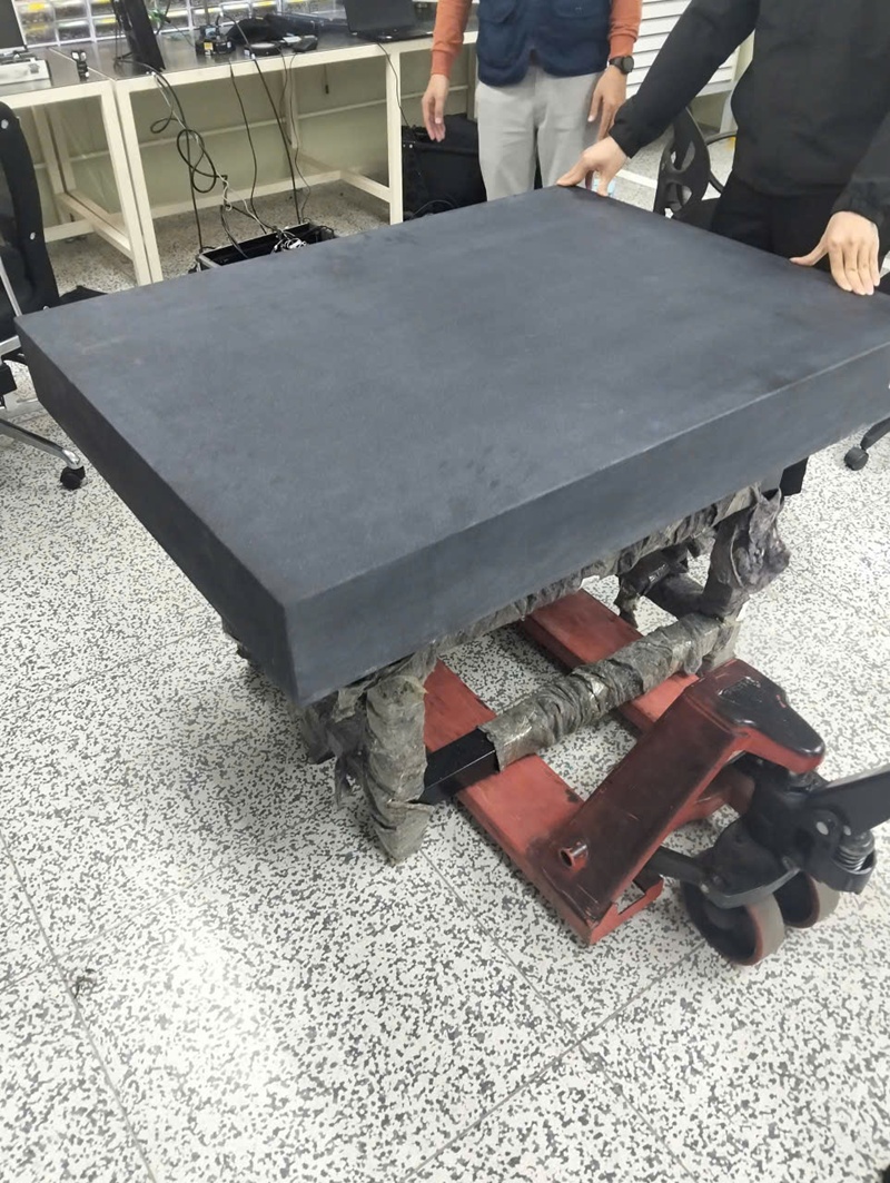 Bàn máp, bàn rà chuẩn đá granite kích thước 2400x1200x200mm.
