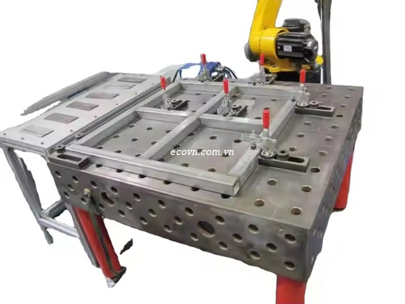 Bàn hàn kích thước 2000x1500mm dùng trong cơ khí chính xác.