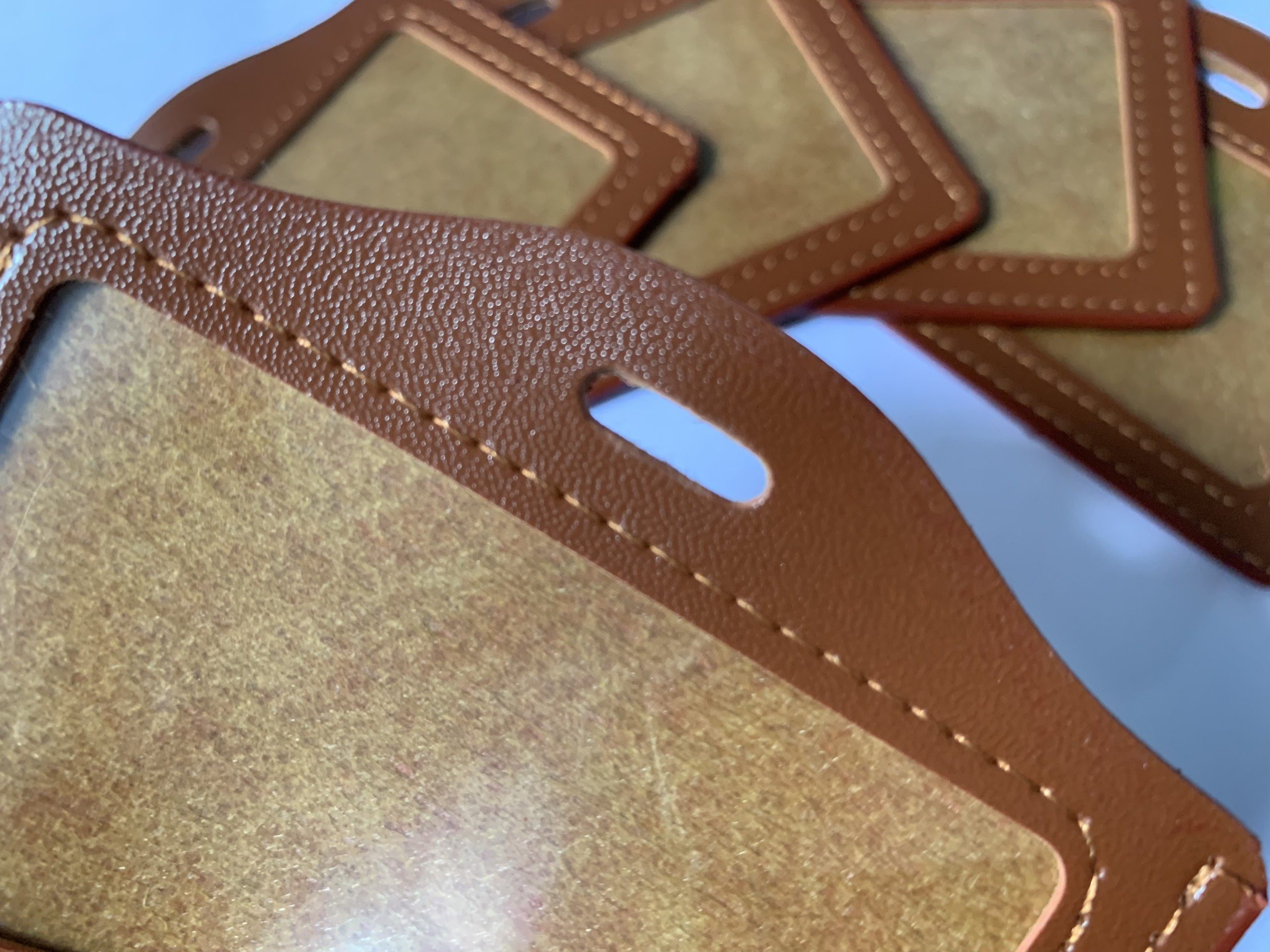 Bảng tên da ngang nâu