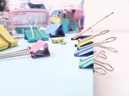 Kẹp bướm màu 19mm 8555A Deli