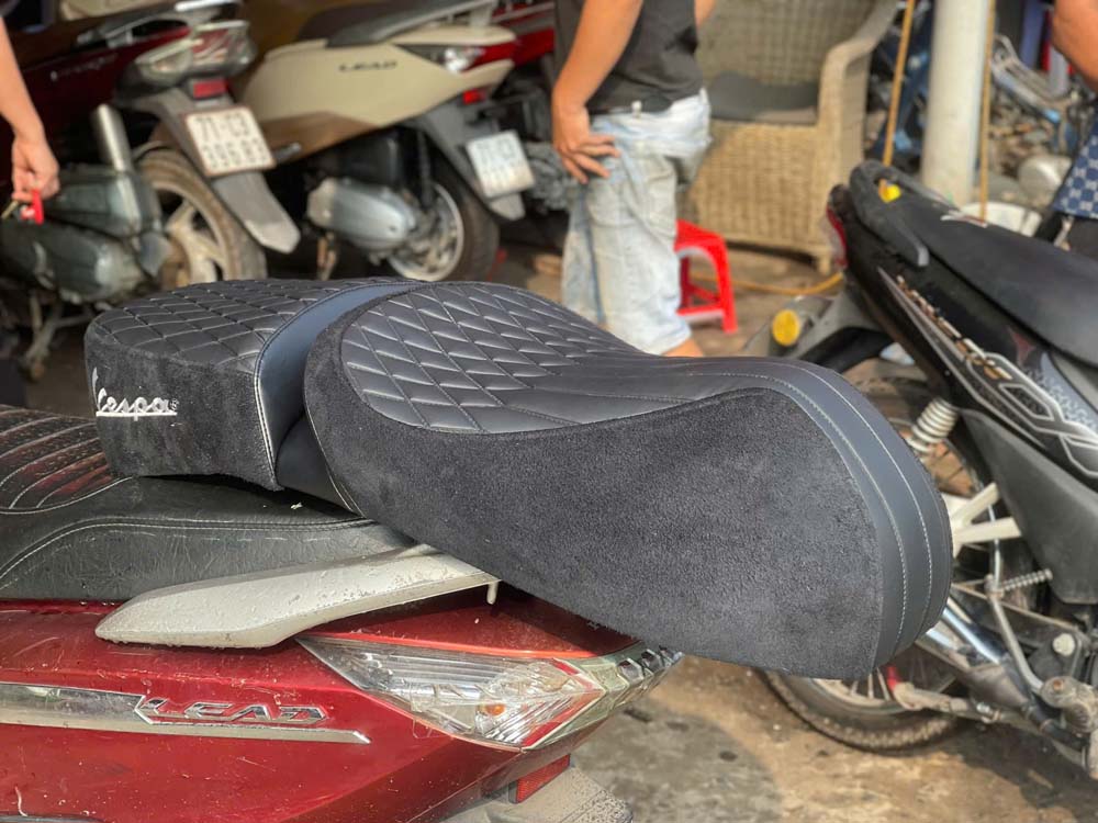 Yên Đôi Vespa Cao Cấp – Màu Đen, Phối Da Lộn _ VESPA-V12-BLACK