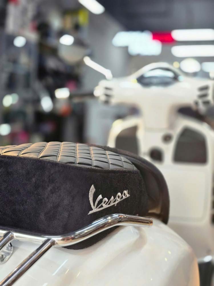 Yên Đôi Vespa Cao Cấp – Màu Đen, Phối Da Lộn _ VESPA-V12-BLACK