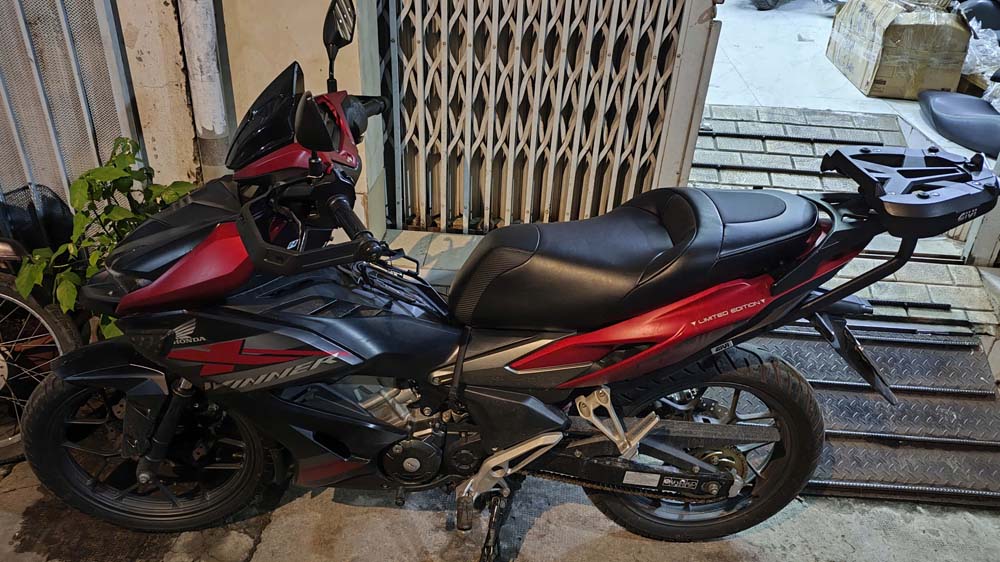Yên Winner Có Bậc Mông – Màu Đen Thể Thao _ WINNER-G04-BLACK