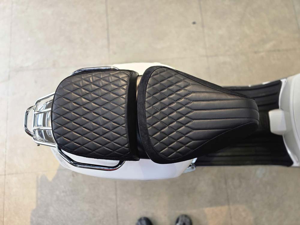 Yên Đôi Vespa Cao Cấp – Màu Đen, Phối Da Lộn _ VESPA-V12-BLACK