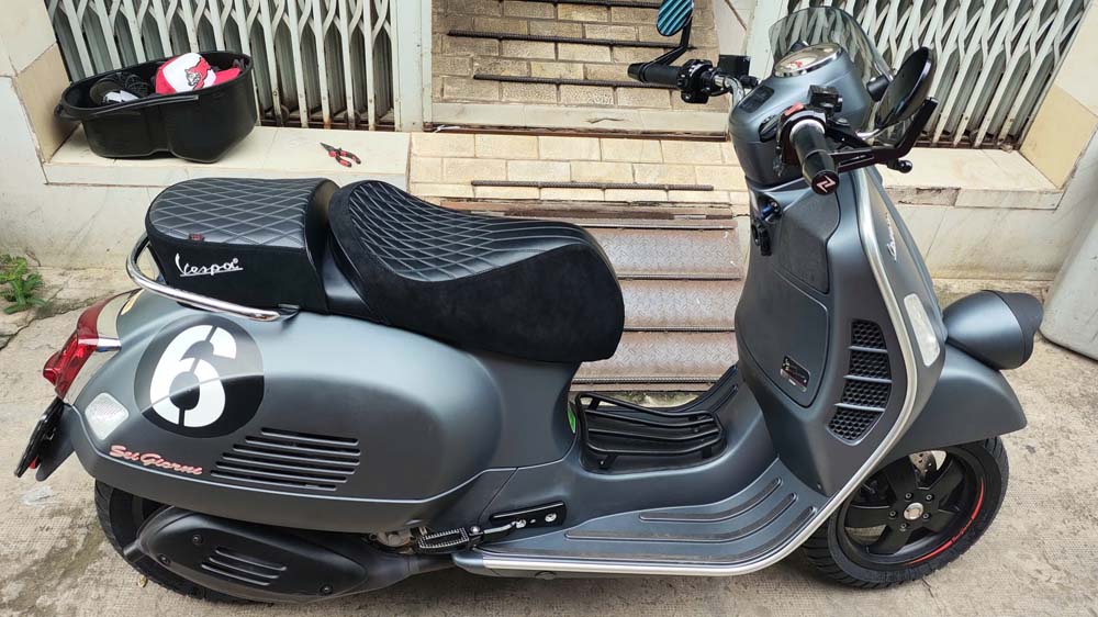 Yên Đôi Vespa Cao Cấp – Màu Đen, Phối Da Lộn _ VESPA-V12-BLACK