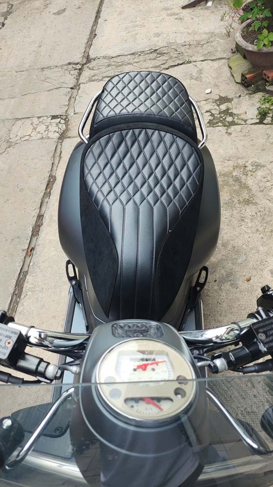 Yên Đôi Vespa Cao Cấp – Màu Đen, Phối Da Lộn _ VESPA-V12-BLACK