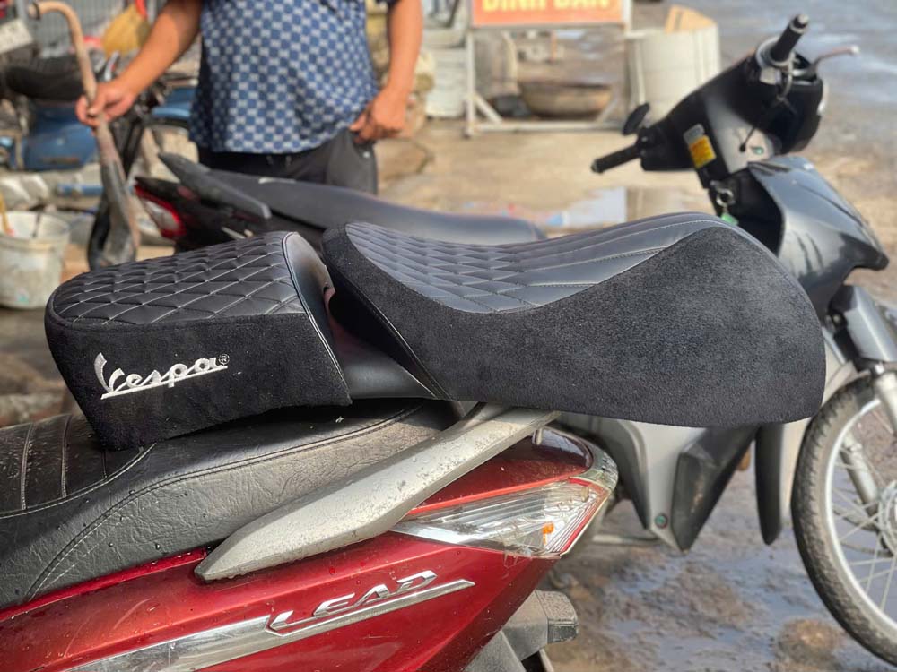 Yên Đôi Vespa Cao Cấp – Màu Đen, Phối Da Lộn _ VESPA-V12-BLACK