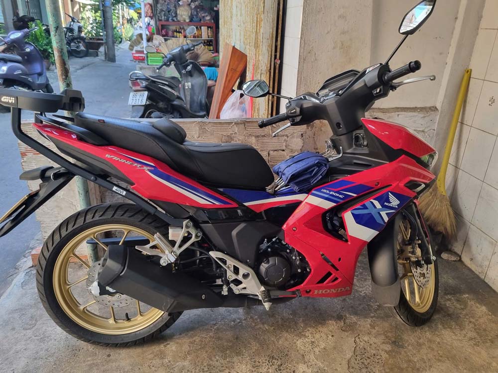 Yên Winner Có Gờ Mông – Màu Đen Thể Thao _ WINNER-G06-BLACK