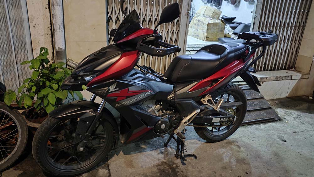 Yên Winner Có Bậc Mông – Màu Đen Thể Thao _ WINNER-G04-BLACK