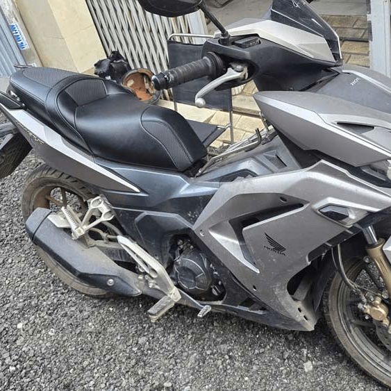 Yên Winner Có Bậc Mông – Màu Đen Thể Thao _ WINNER-G04-BLACK