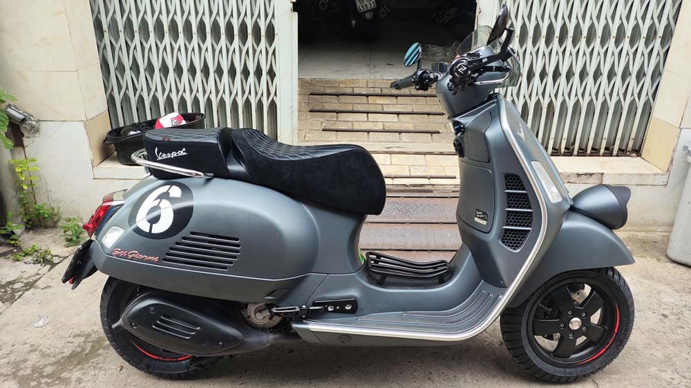 Yên Đôi Vespa Cao Cấp – Màu Đen, Phối Da Lộn _ VESPA-V12-BLACK