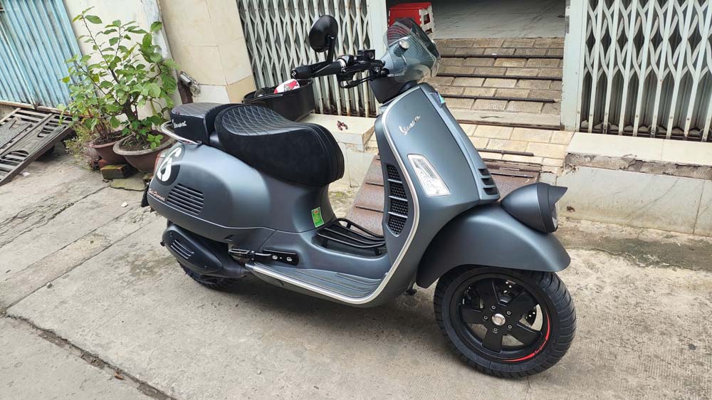 Yên Đôi Vespa Cao Cấp – Màu Đen, Phối Da Lộn _ VESPA-V12-BLACK