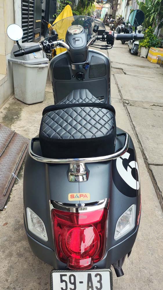 Yên Đôi Vespa Cao Cấp – Màu Đen, Phối Da Lộn _ VESPA-V12-BLACK