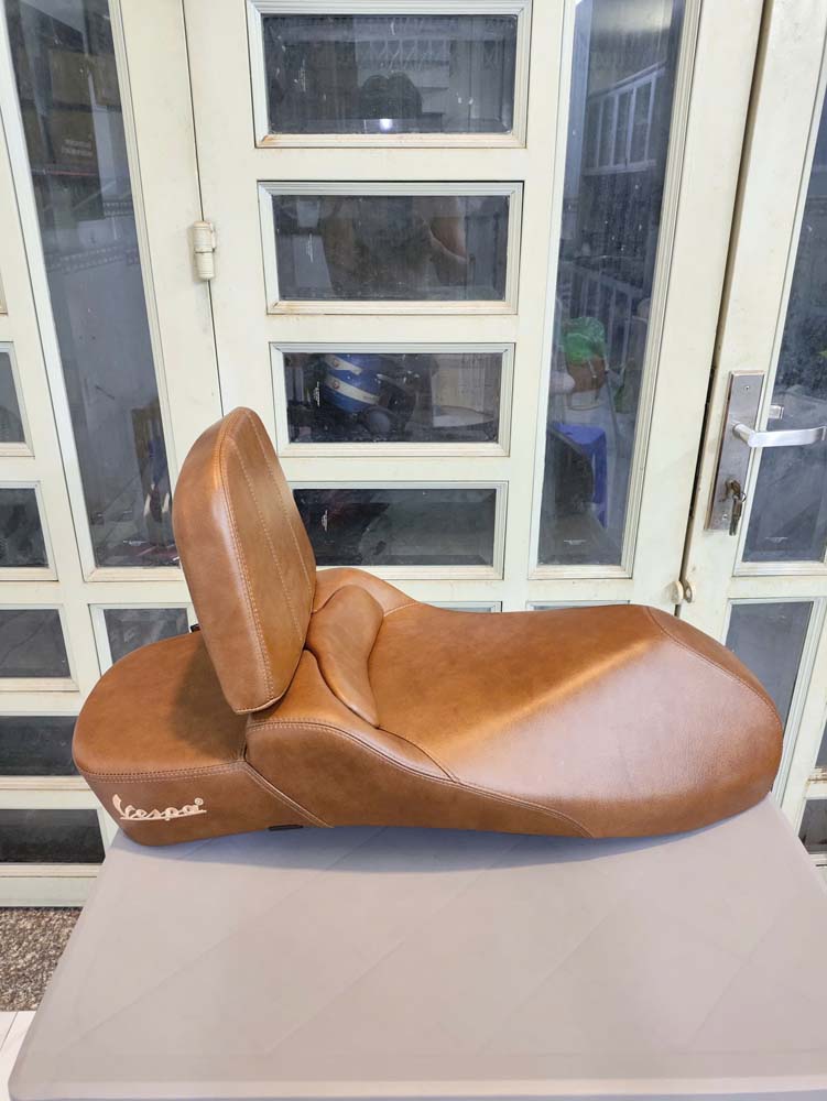 Yên Xe Tựa Lưng Cho Vespa –  Da Bò Thật Cao Cấp _ VESPA-TL03-BROWN