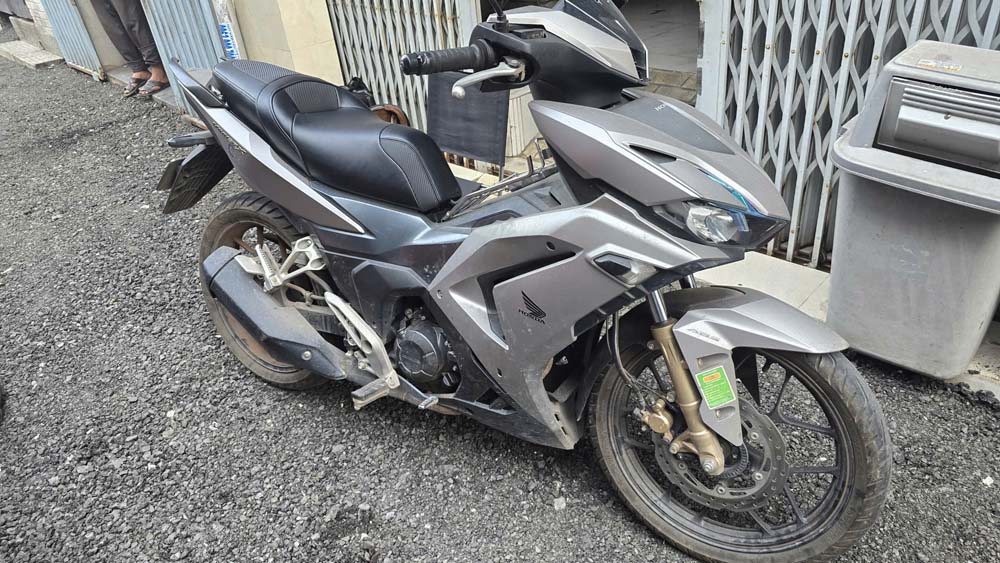 Yên Winner Có Bậc Mông – Màu Đen Thể Thao _ WINNER-G04-BLACK