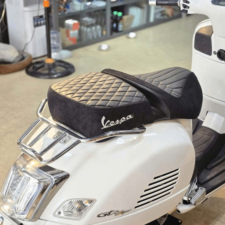 Yên Đôi Vespa Cao Cấp – Màu Đen, Phối Da Lộn _ VESPA-V12-BLACK