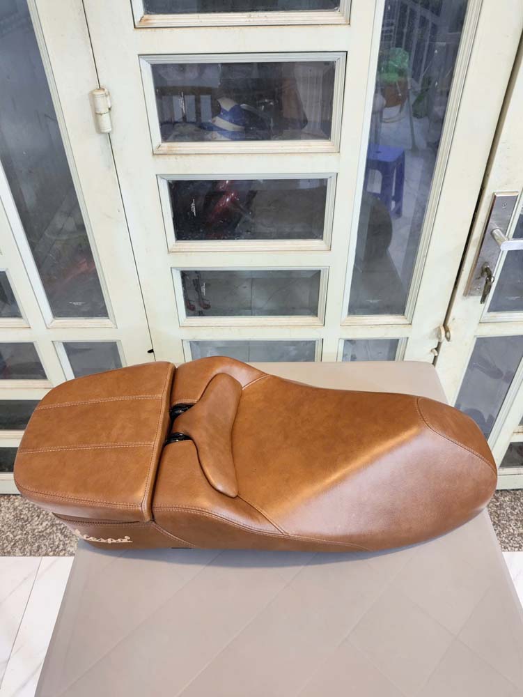 Yên Xe Tựa Lưng Cho Vespa –  Da Bò Thật Cao Cấp _ VESPA-TL03-BROWN