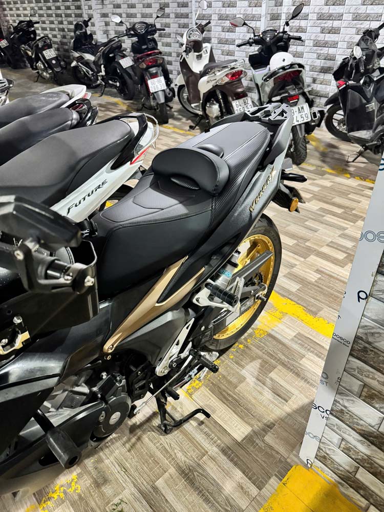 Yên Winner Có Gờ Mông – Màu Đen Thể Thao _ WINNER-G06-BLACK