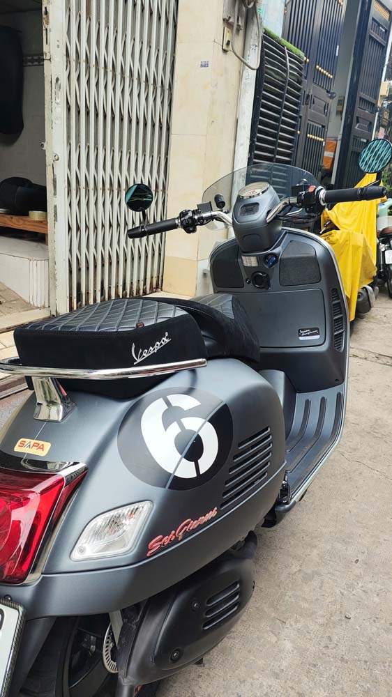 Yên Đôi Vespa Cao Cấp – Màu Đen, Phối Da Lộn _ VESPA-V12-BLACK