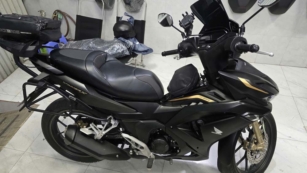 Yên Winner Có Bậc Mông – Màu Đen Thể Thao _ WINNER-G04-BLACK