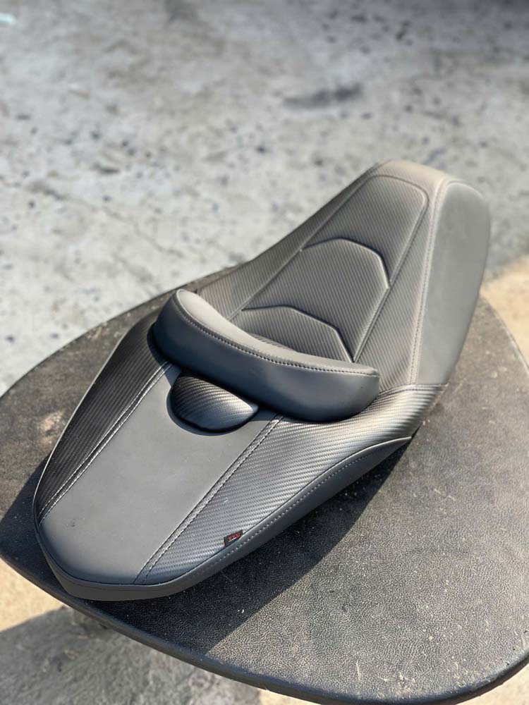 Yên Winner Có Gờ Mông – Màu Đen Thể Thao _ WINNER-G06-BLACK