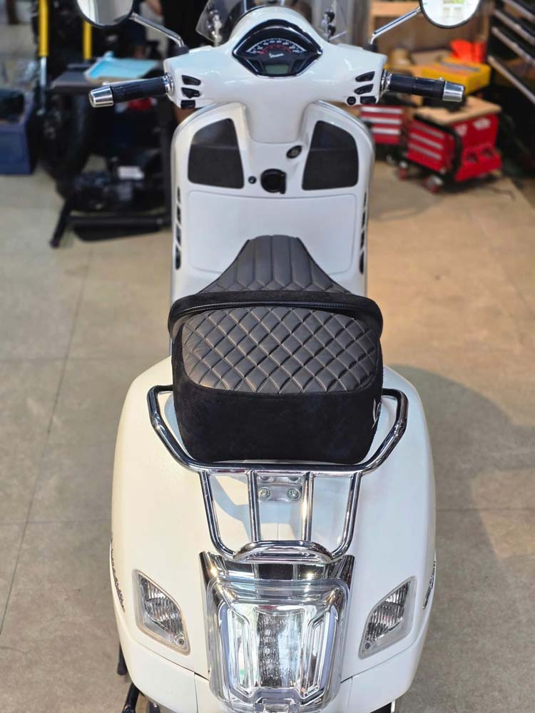 Yên Đôi Vespa Cao Cấp – Màu Đen, Phối Da Lộn _ VESPA-V12-BLACK