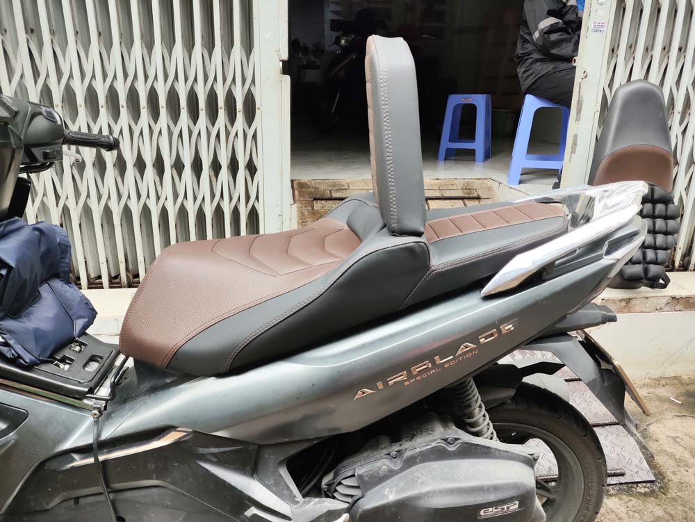 Yên xe tựa bật cho xe Airblade_AB-TL03-Brown