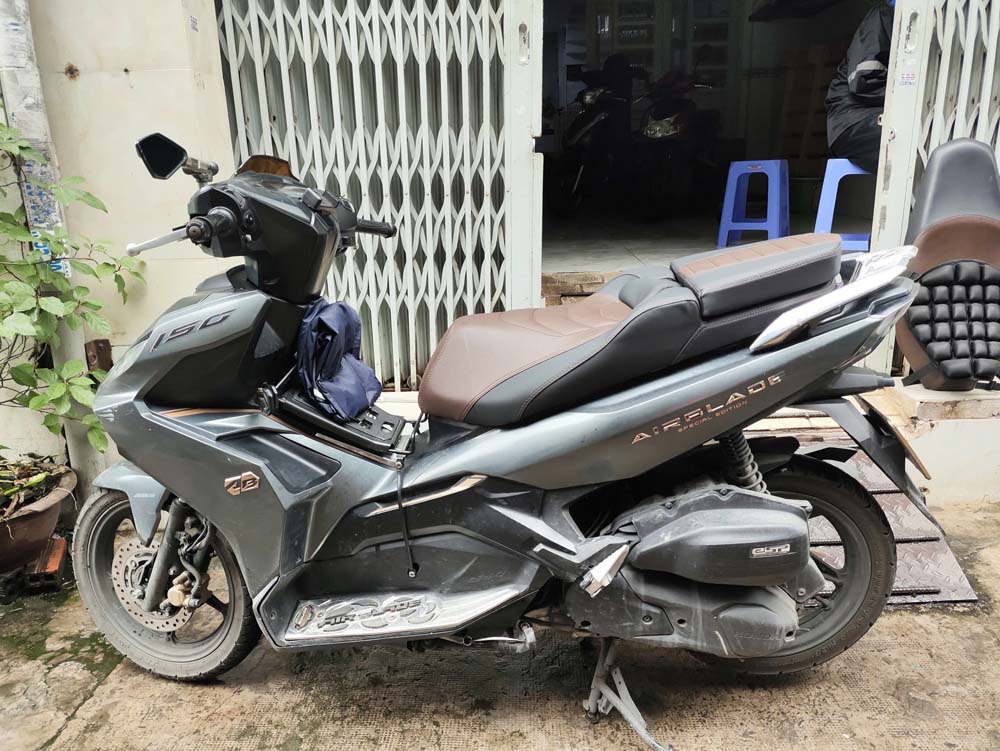 Yên xe tựa bật cho xe Airblade_AB-TL03-Brown