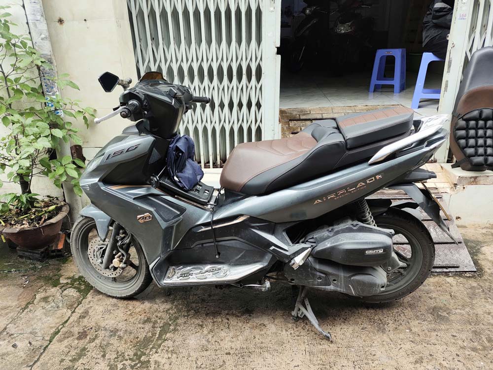Yên xe tựa bật cho xe Airblade_AB-TL03-Brown