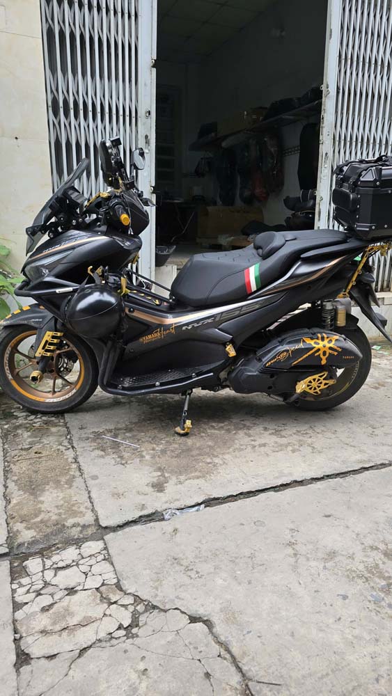 Yên Xe Kiểu Xe NVXV1 V2 V3 Thể Thao - Đen Cờ Ý _ NVX-G06-BLACK