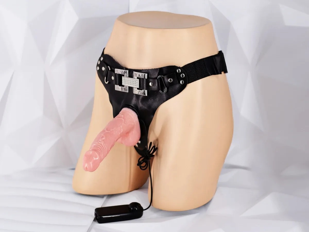 Dương Vật Giả Có Dây Đeo Ultra Passionate Harness Có Rung