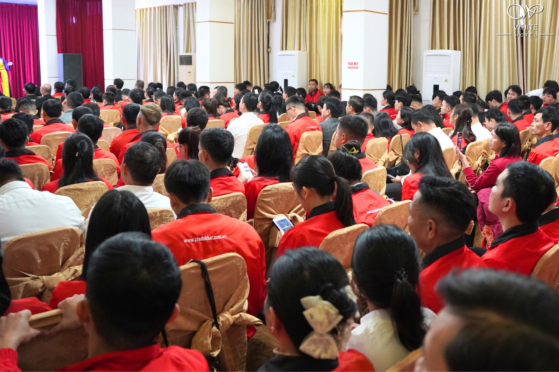 doi-ngu-nhan-vien-phuc-vu-su-kien-chuyen-nghiep-ha-tinh