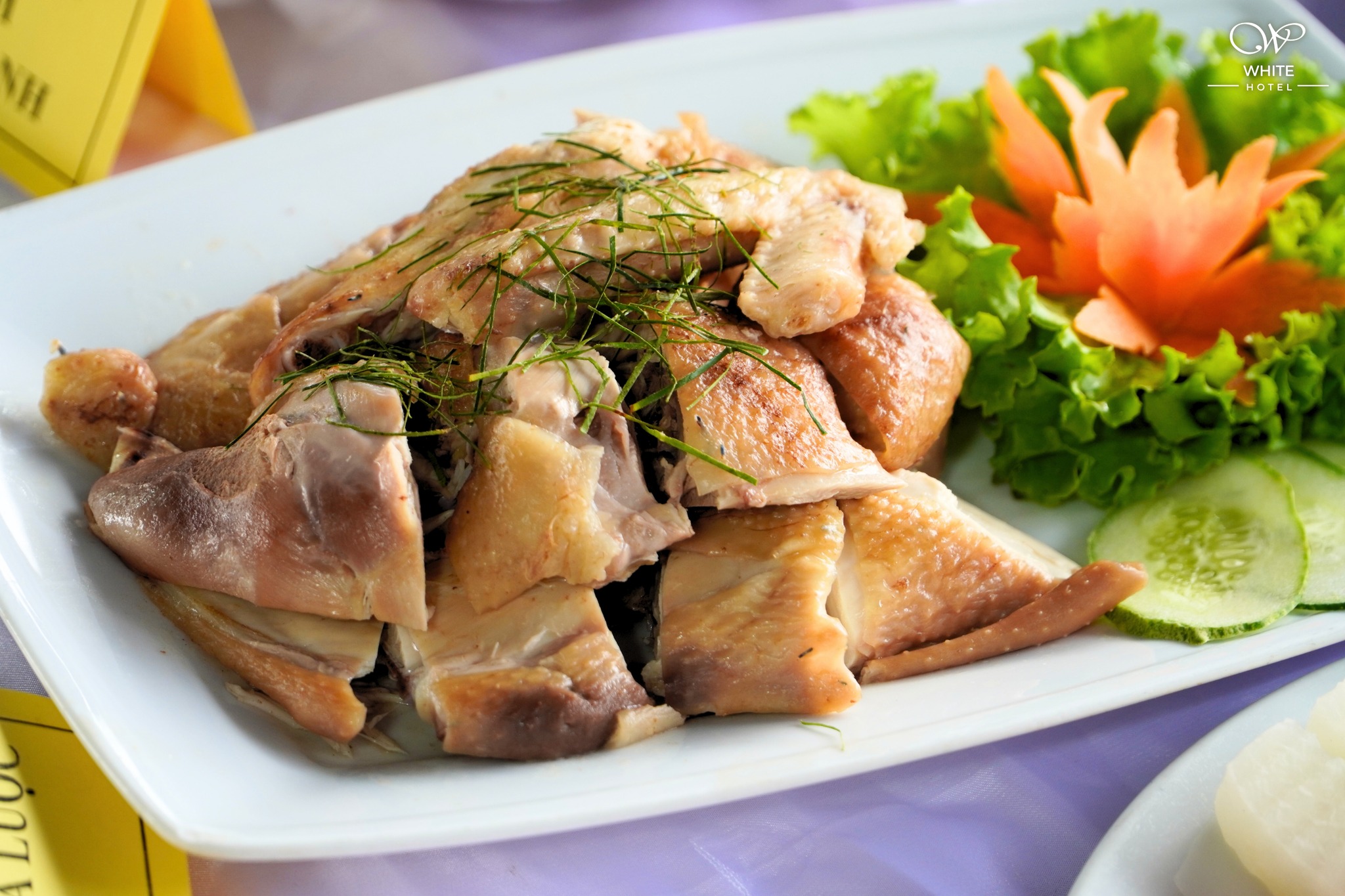 Cac mon ngon dac san Ha Tinh va A-Au trong thuc don Outside Catering của White Hotel cho dai le 60 nam